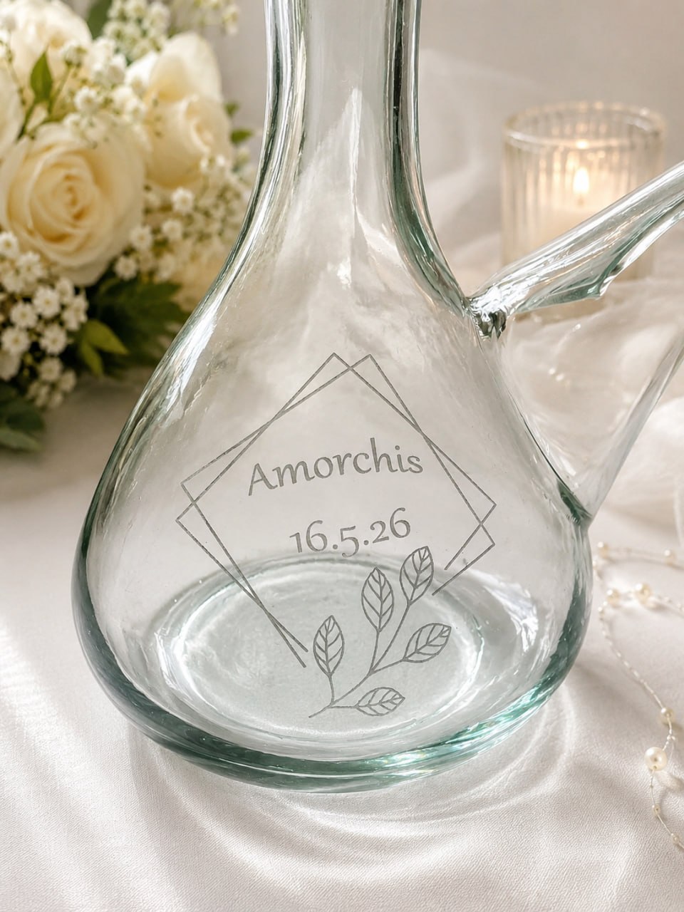 Porron personalizado en mesa de boda con vino