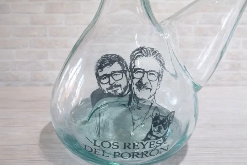 Porrón de vino personalizado con diseño propio