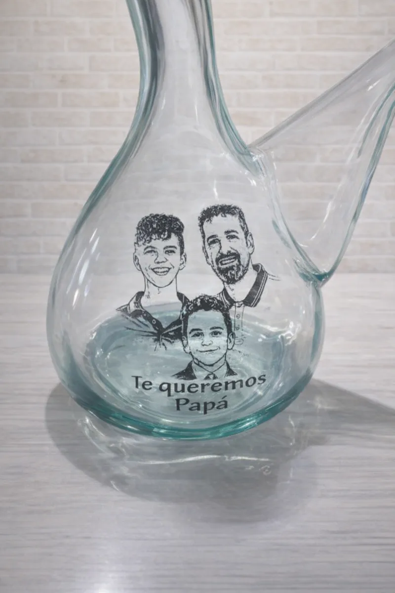 Porrón de vidrio personalizado con grabado láser de foto